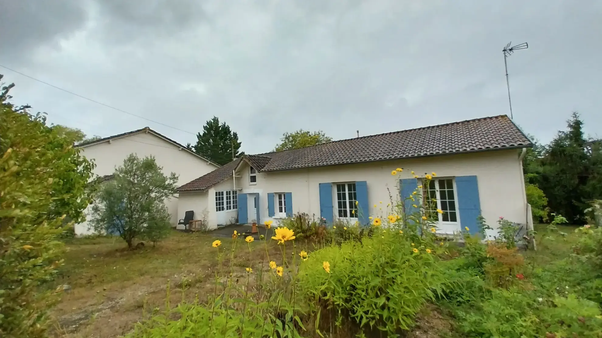 Belle maison en pierre rénovée avec piscine et grand jardin à Razac-sur-l'Isle 