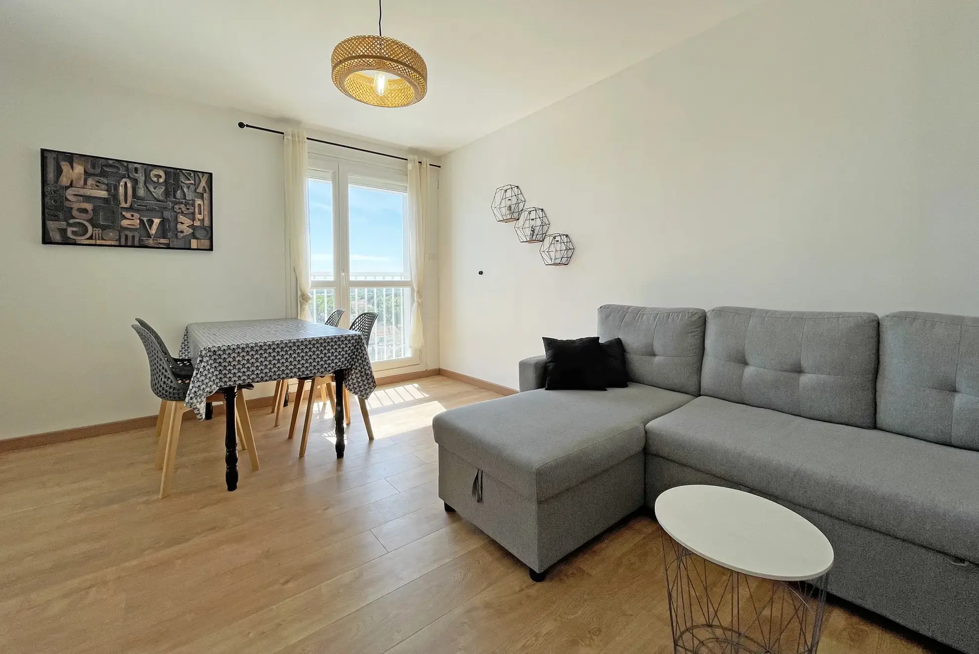 Appartement 4 pièces rénové avec vue panoramique à Nîmes - Dernier étage 