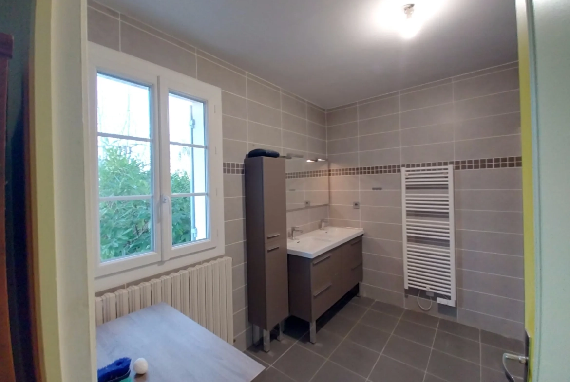 Belle maison en pierre rénovée avec piscine et grand jardin à Razac-sur-l'Isle 