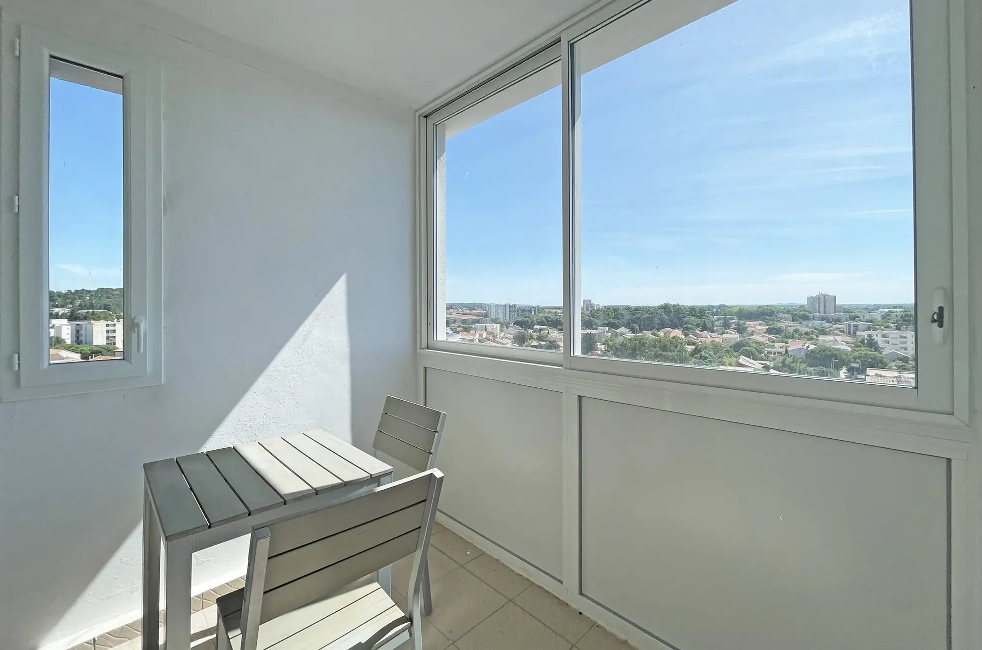 Appartement 4 pièces rénové avec vue panoramique à Nîmes - Dernier étage 
