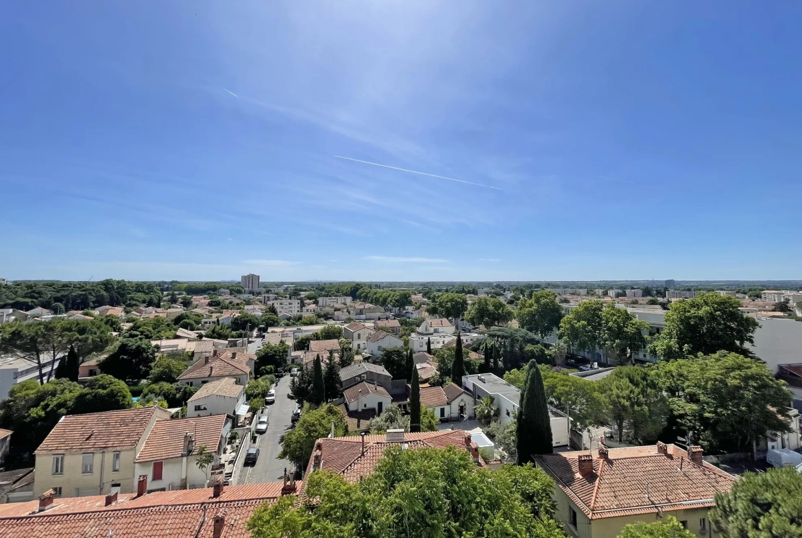 Appartement 4 pièces rénové avec vue panoramique à Nîmes - Dernier étage 