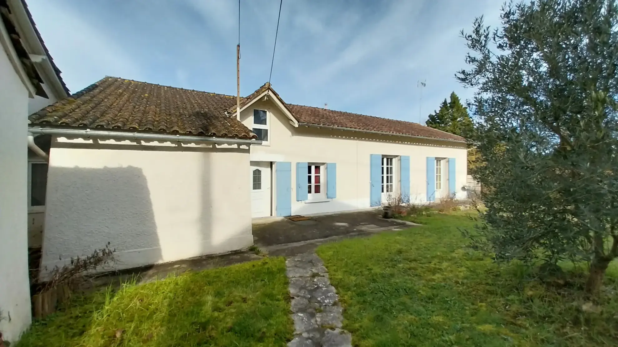 Belle maison en pierre rénovée avec piscine et grand jardin à Razac-sur-l'Isle 