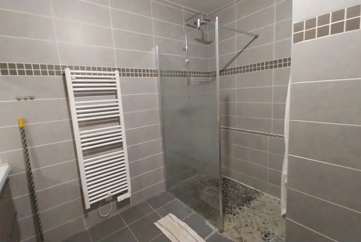 Belle maison en pierre rénovée avec piscine et grand jardin à Razac-sur-l'Isle 