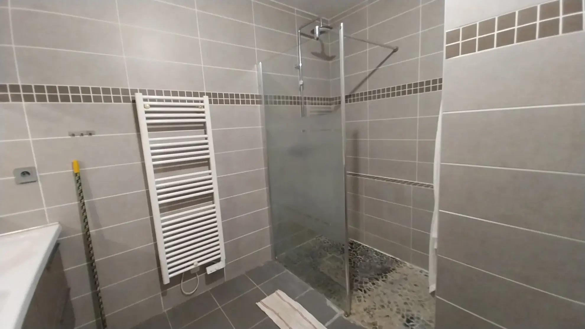 Belle maison en pierre rénovée avec piscine et grand jardin à Razac-sur-l'Isle 