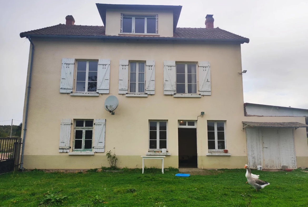 Spacieuse maison à Saint Honoré Les Bains avec grand terrain et dépendances 