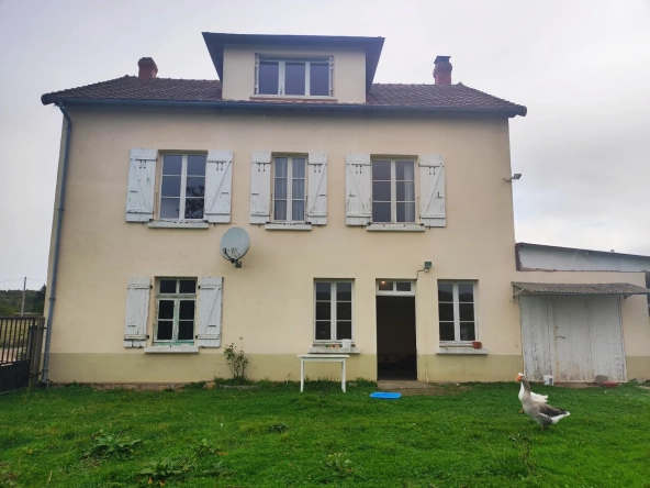 Spacieuse maison à Saint Honoré Les Bains avec grand terrain et dépendances