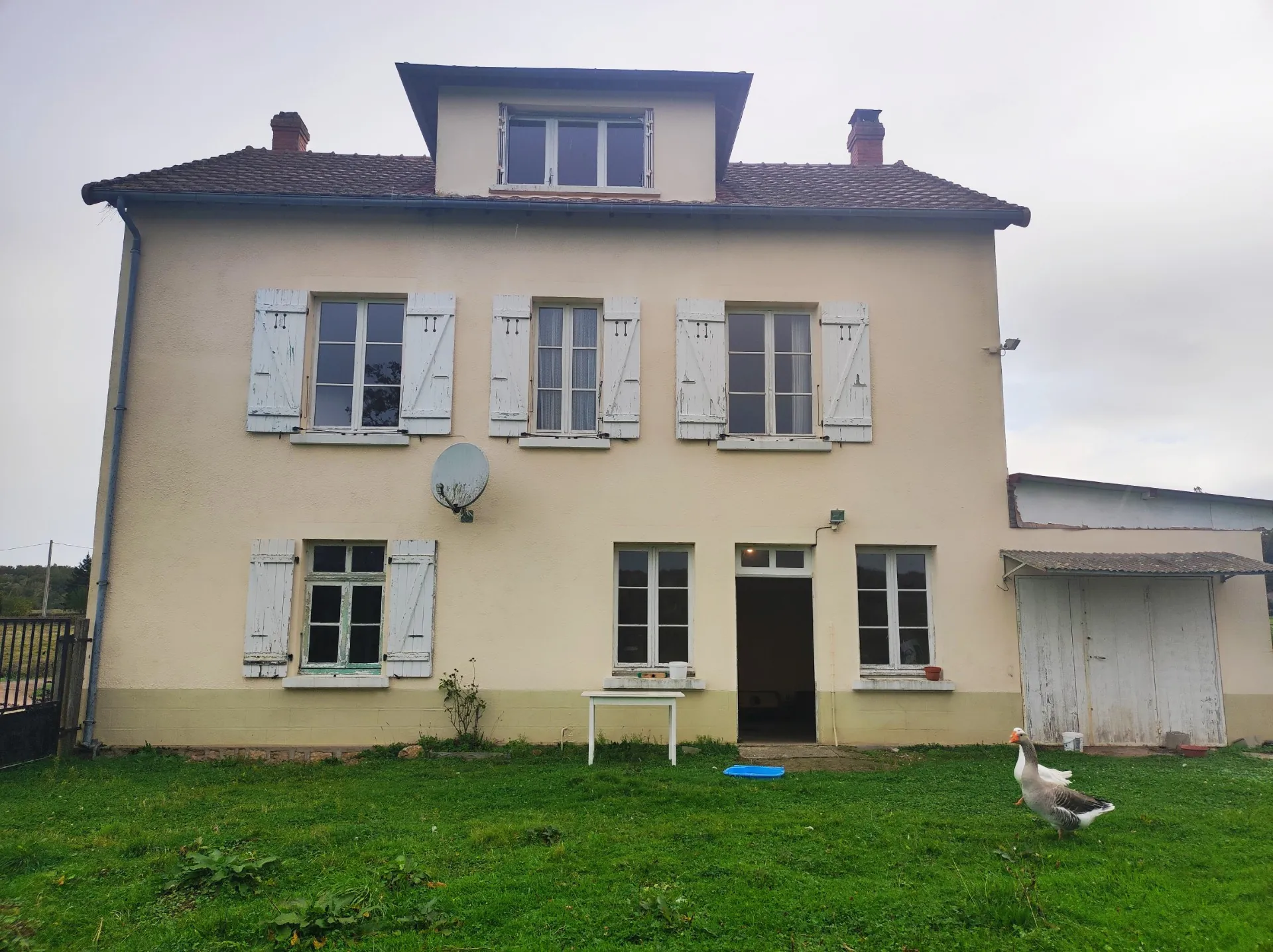 Spacieuse maison à Saint Honoré Les Bains avec grand terrain et dépendances 