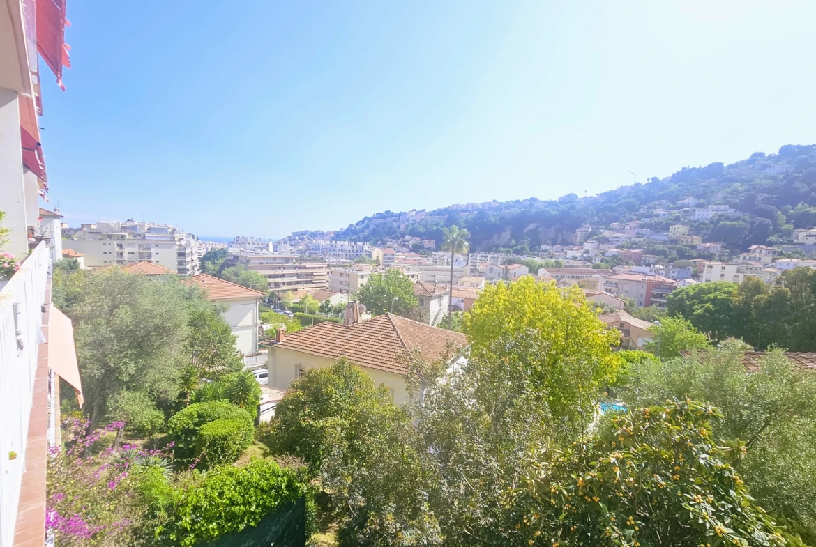 Appartement 2 pièces avec terrasse à Nice Nord - Vue dégagée et environnement calme 
