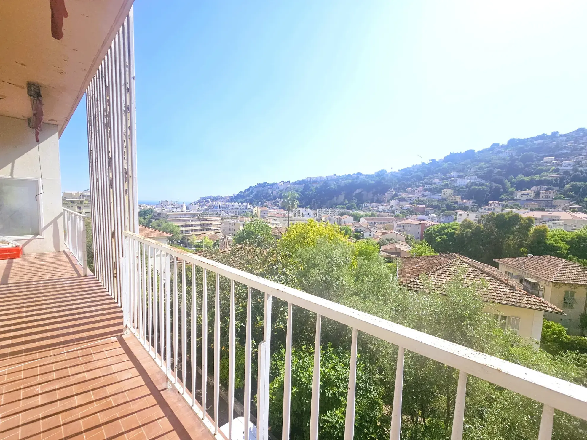 Appartement 2 pièces avec terrasse à Nice Nord - Vue dégagée et environnement calme 