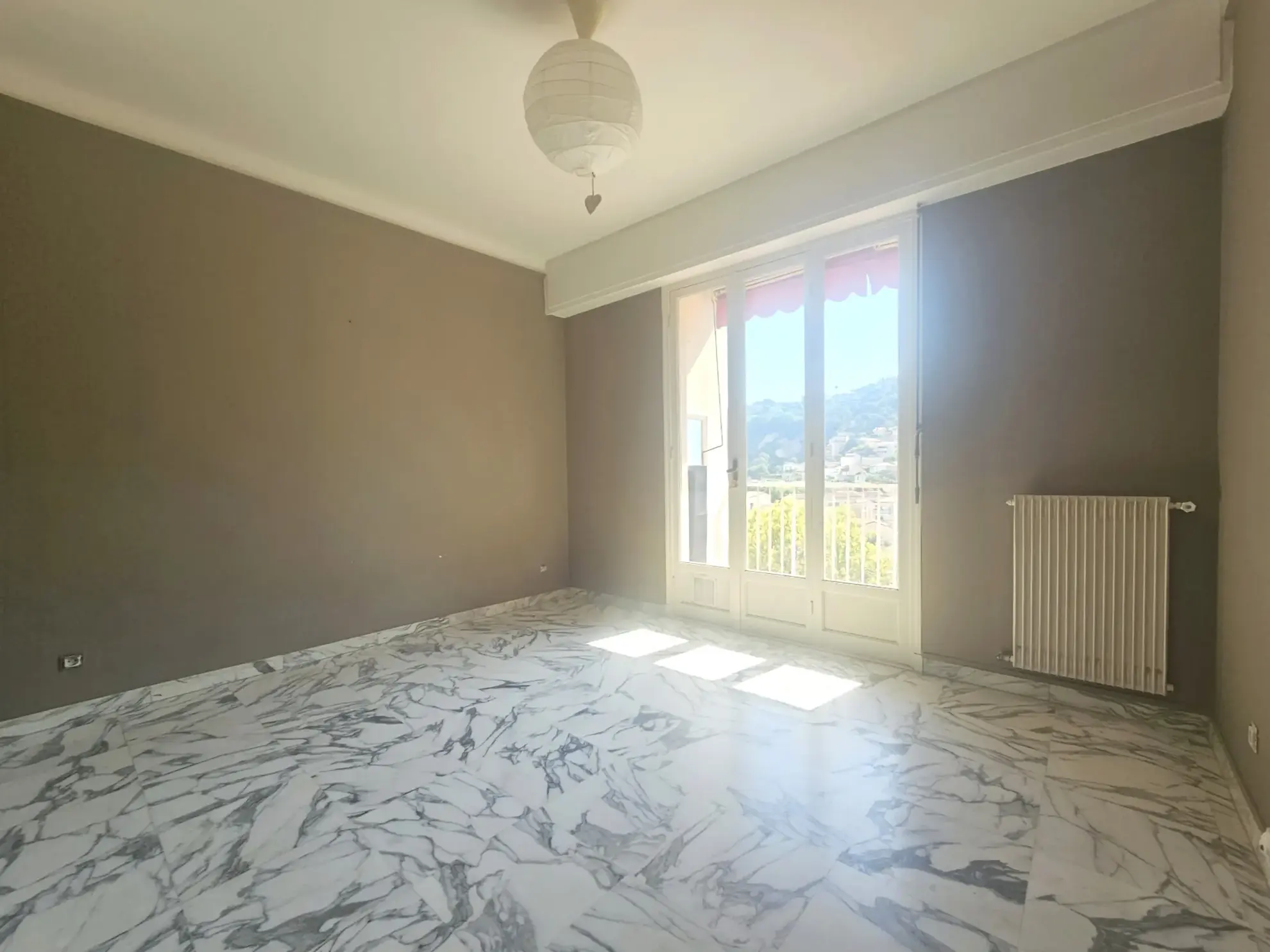 Appartement 2 pièces avec terrasse à Nice Nord - Vue dégagée et environnement calme 