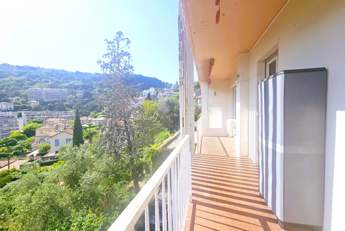 Appartement 2 pièces avec terrasse à Nice Nord - Vue dégagée et environnement calme 
