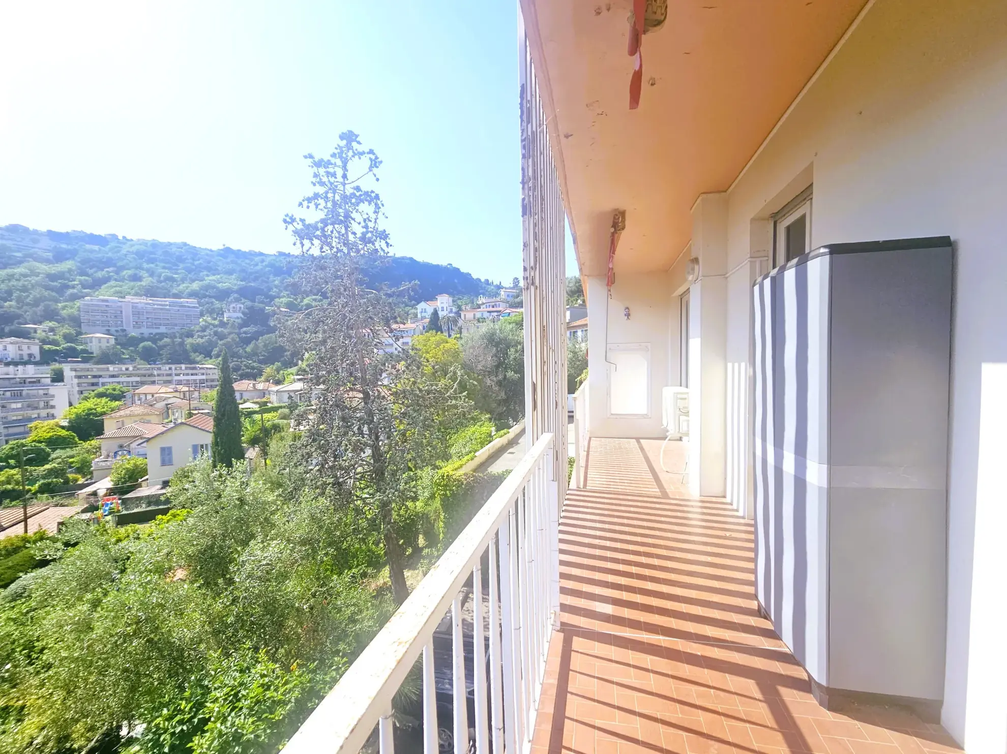 Appartement 2 pièces avec terrasse à Nice Nord - Vue dégagée et environnement calme 