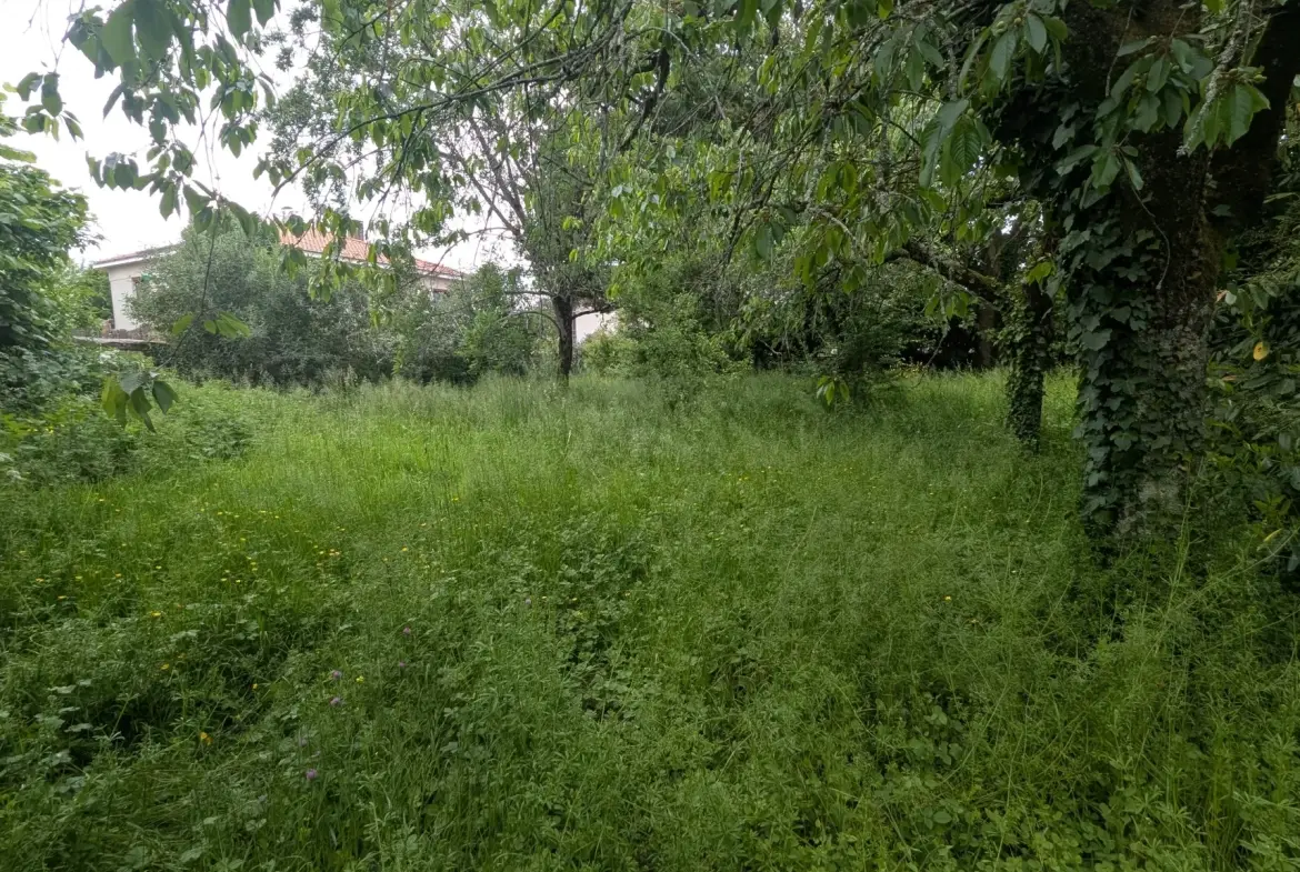 Terrain constructible de 766 m² en centre-ville de Magne – Opportunité rare 