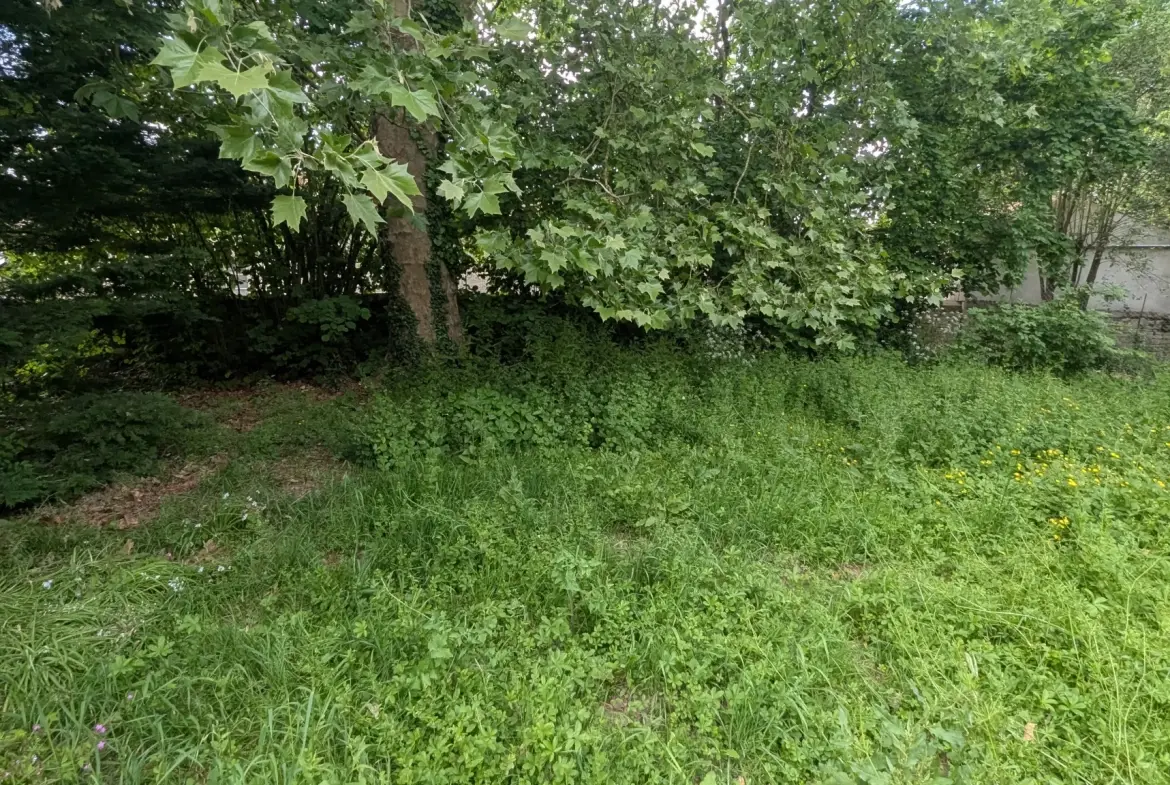 Terrain constructible de 766 m² en centre-ville de Magne – Opportunité rare 