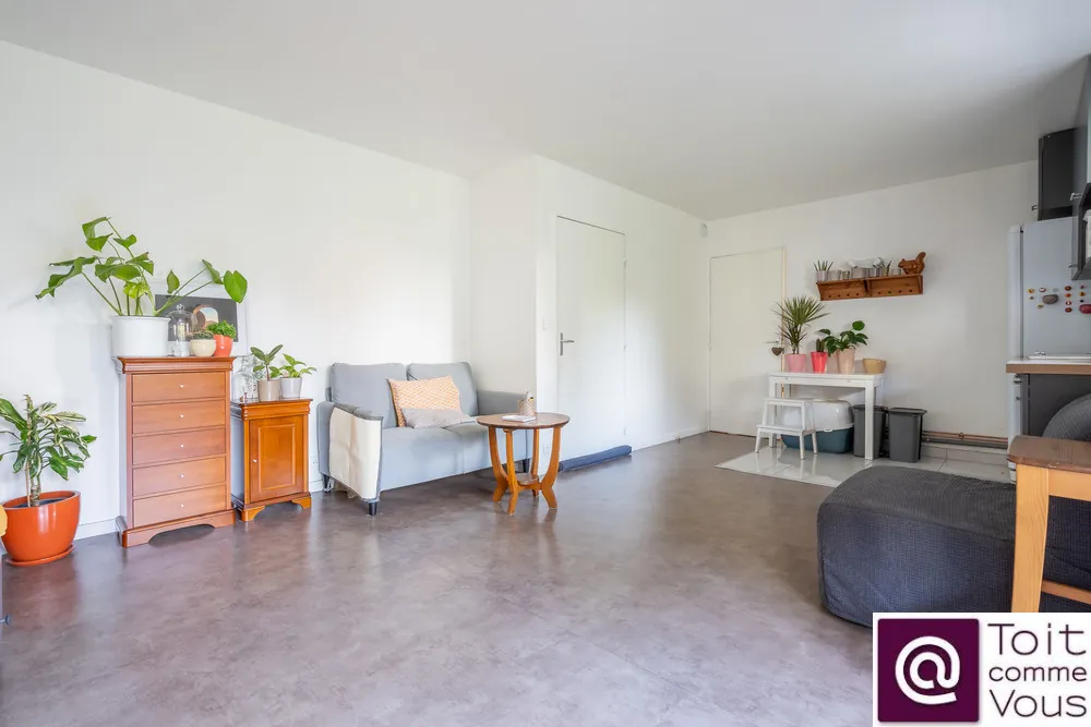 Appartement 2 pièces avec terrasse à Montreuil, rénové et calme, proximité des transports et du centre-ville 
