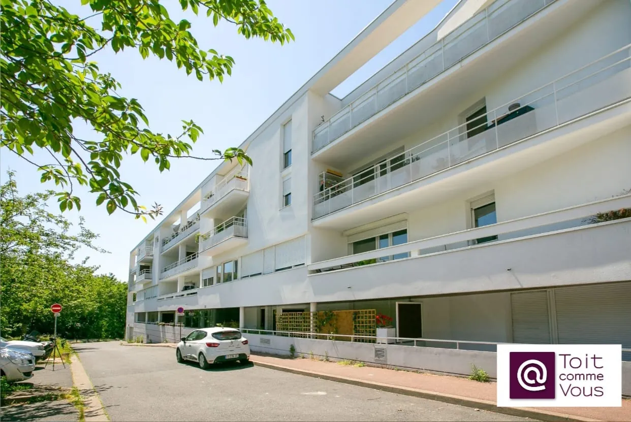 Appartement 2 pièces avec terrasse à Montreuil, rénové et calme, proximité des transports et du centre-ville 