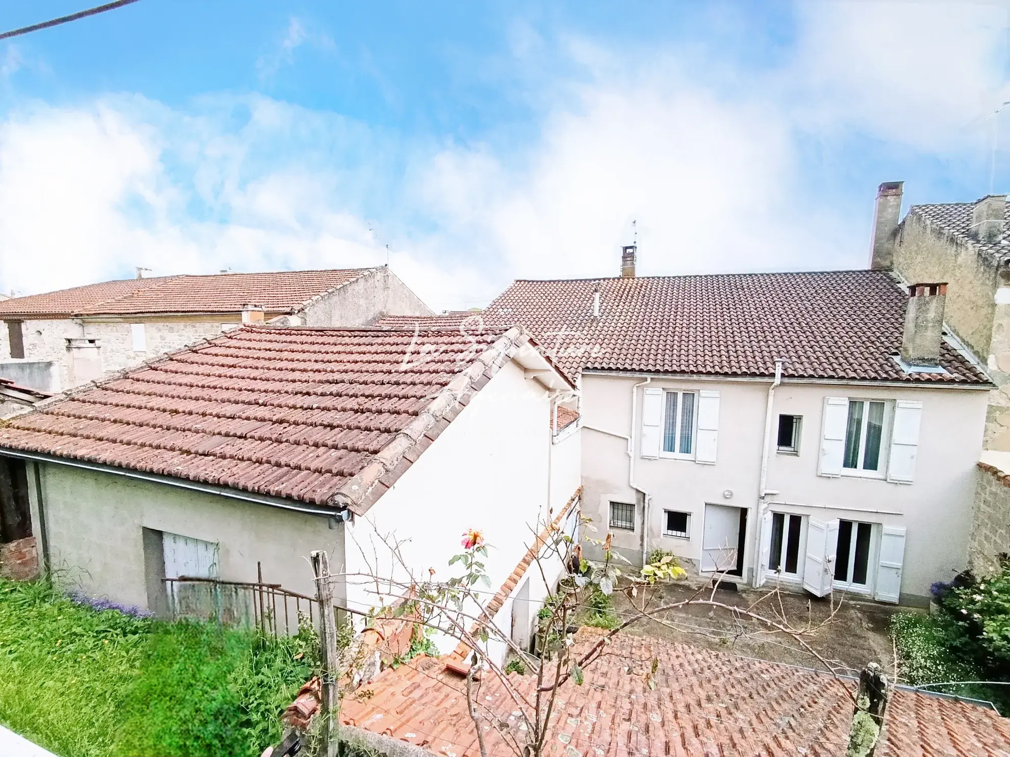 Ensemble immobilier avec maison, appartement, jardin et garage à Clermont-Dessous 