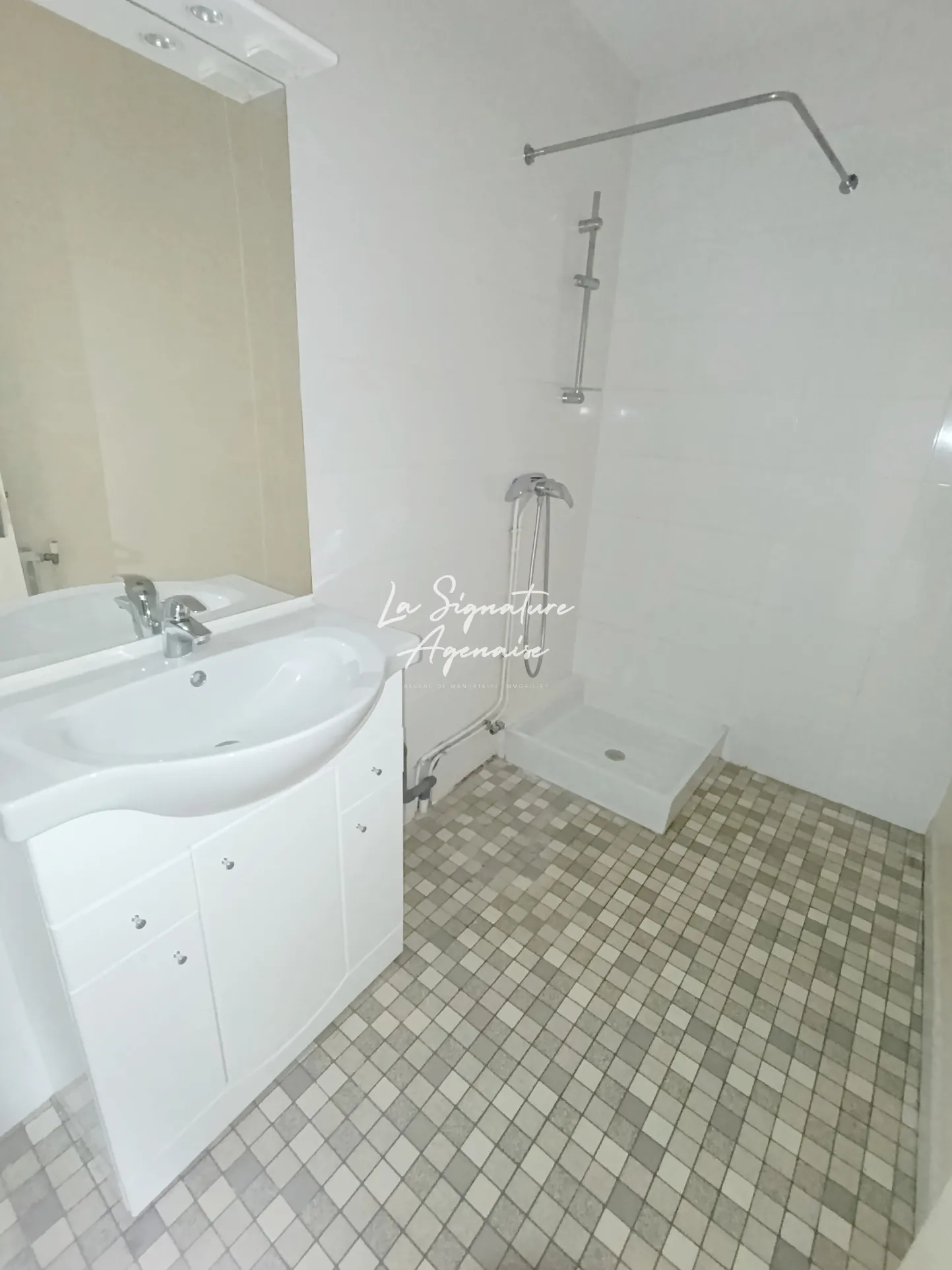Ensemble immobilier avec maison, appartement, jardin et garage à Clermont-Dessous 