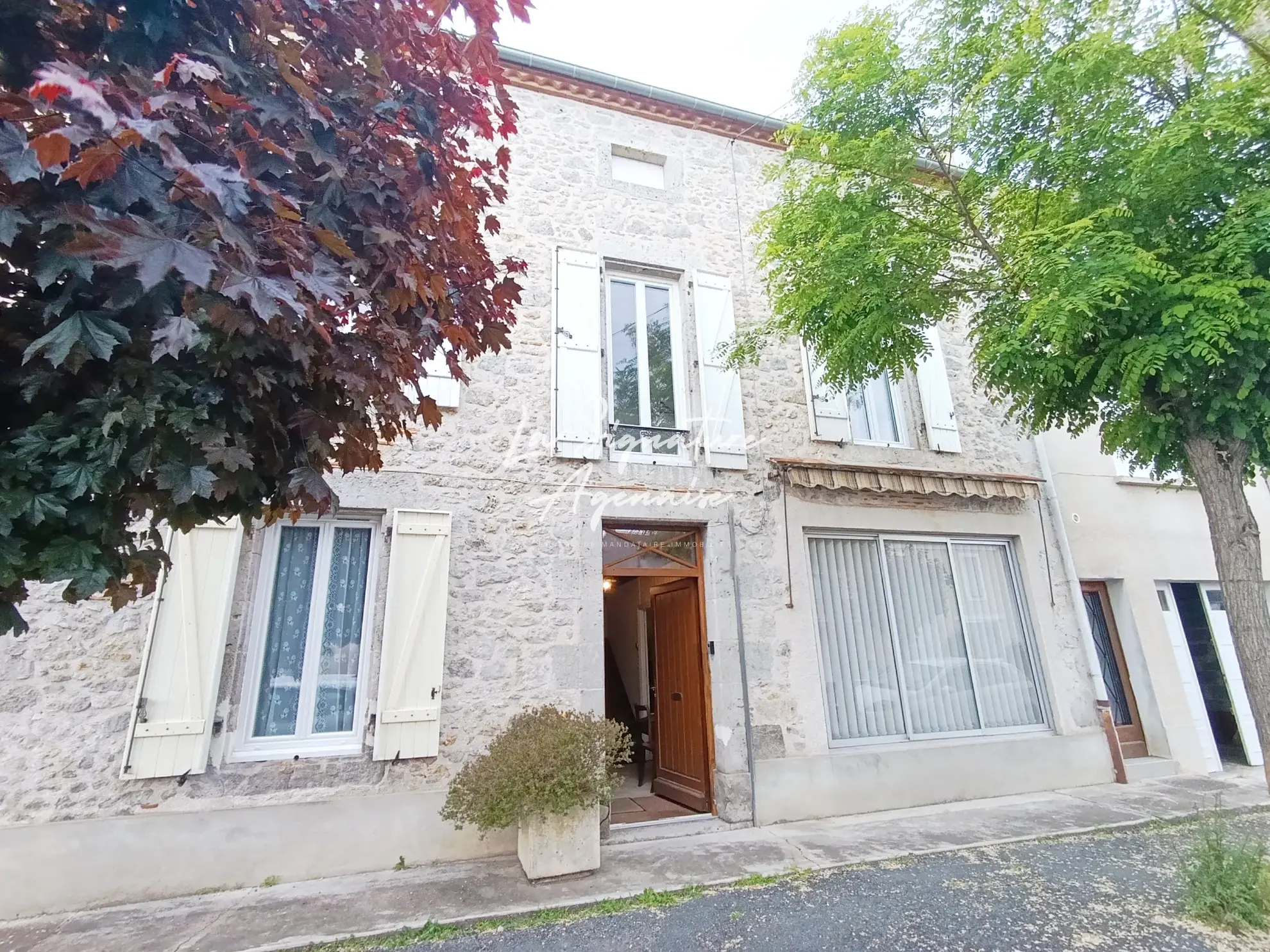 Ensemble immobilier avec maison, appartement, jardin et garage à Clermont-Dessous 