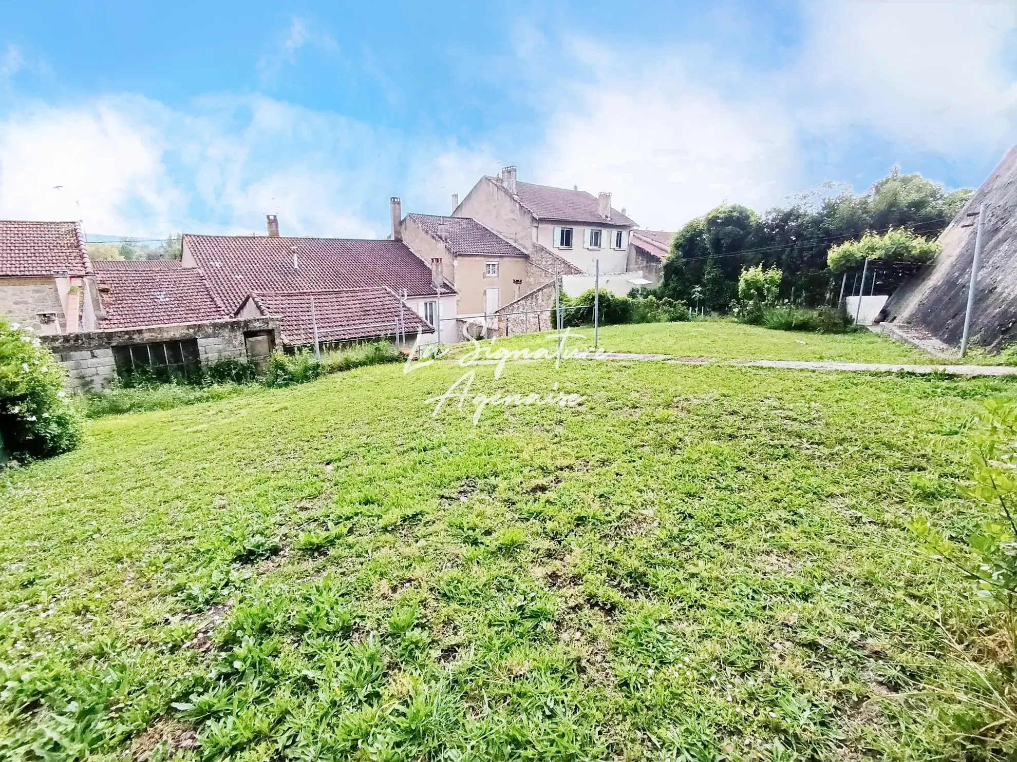 Ensemble immobilier avec maison, appartement, jardin et garage à Clermont-Dessous 
