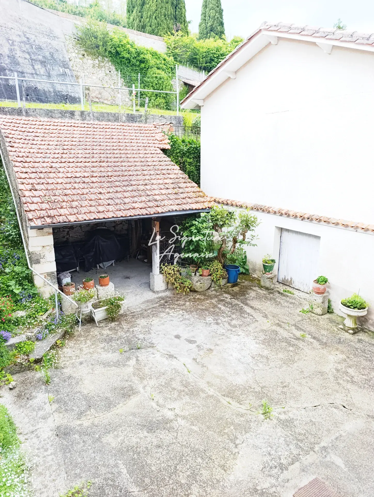 Ensemble immobilier avec maison, appartement, jardin et garage à Clermont-Dessous 