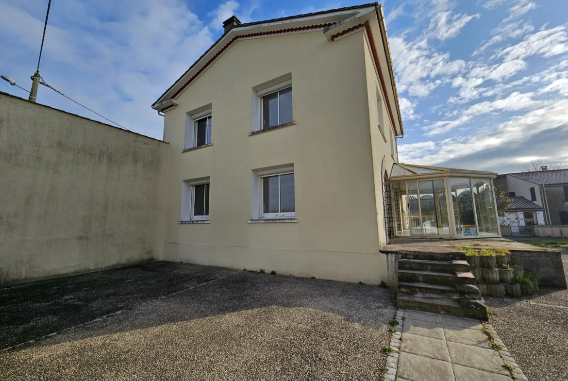 Maison à rafraîchir avec 4 chambres et dépendances à Saint-Georges-de-Rex 