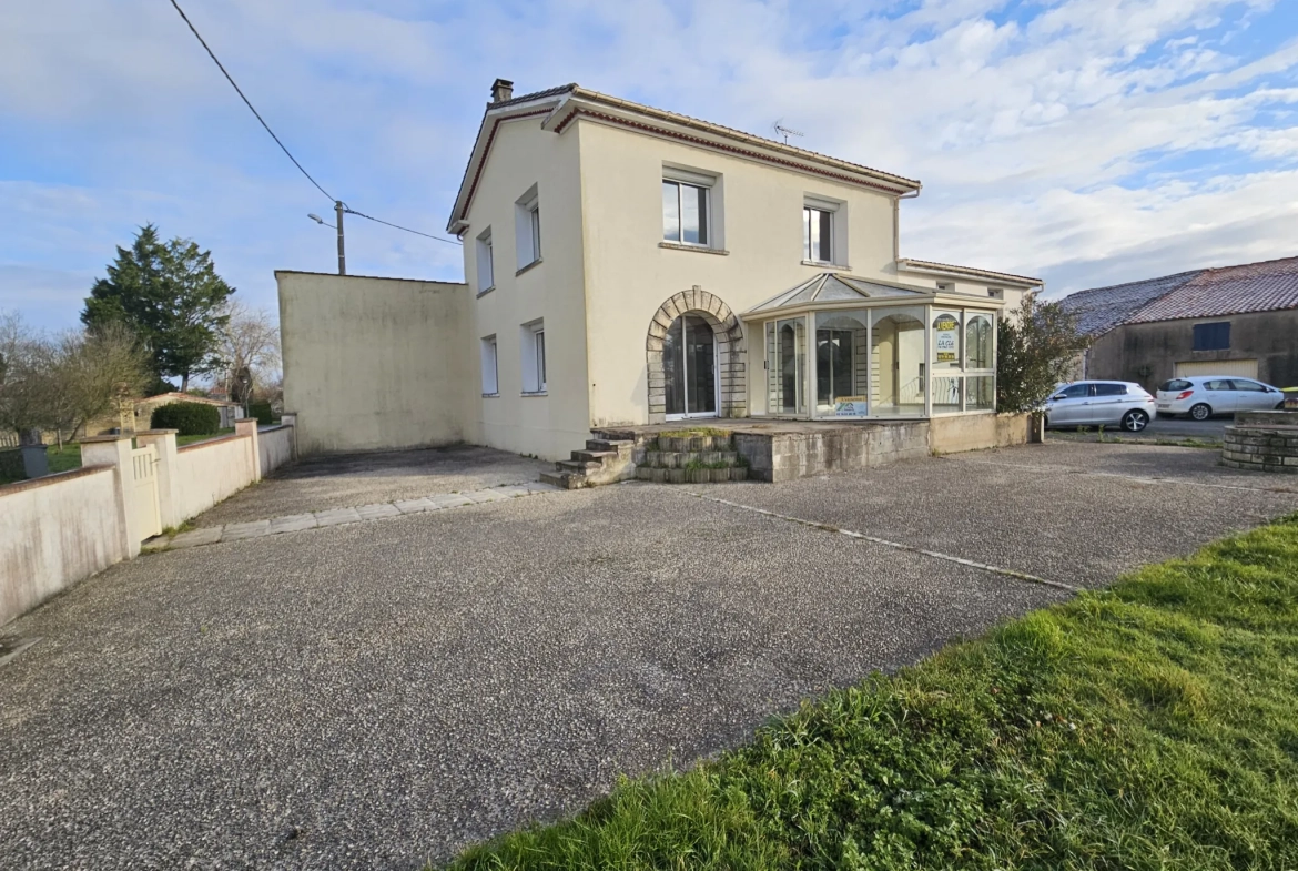 Maison à rafraîchir avec 4 chambres et dépendances à Saint-Georges-de-Rex 