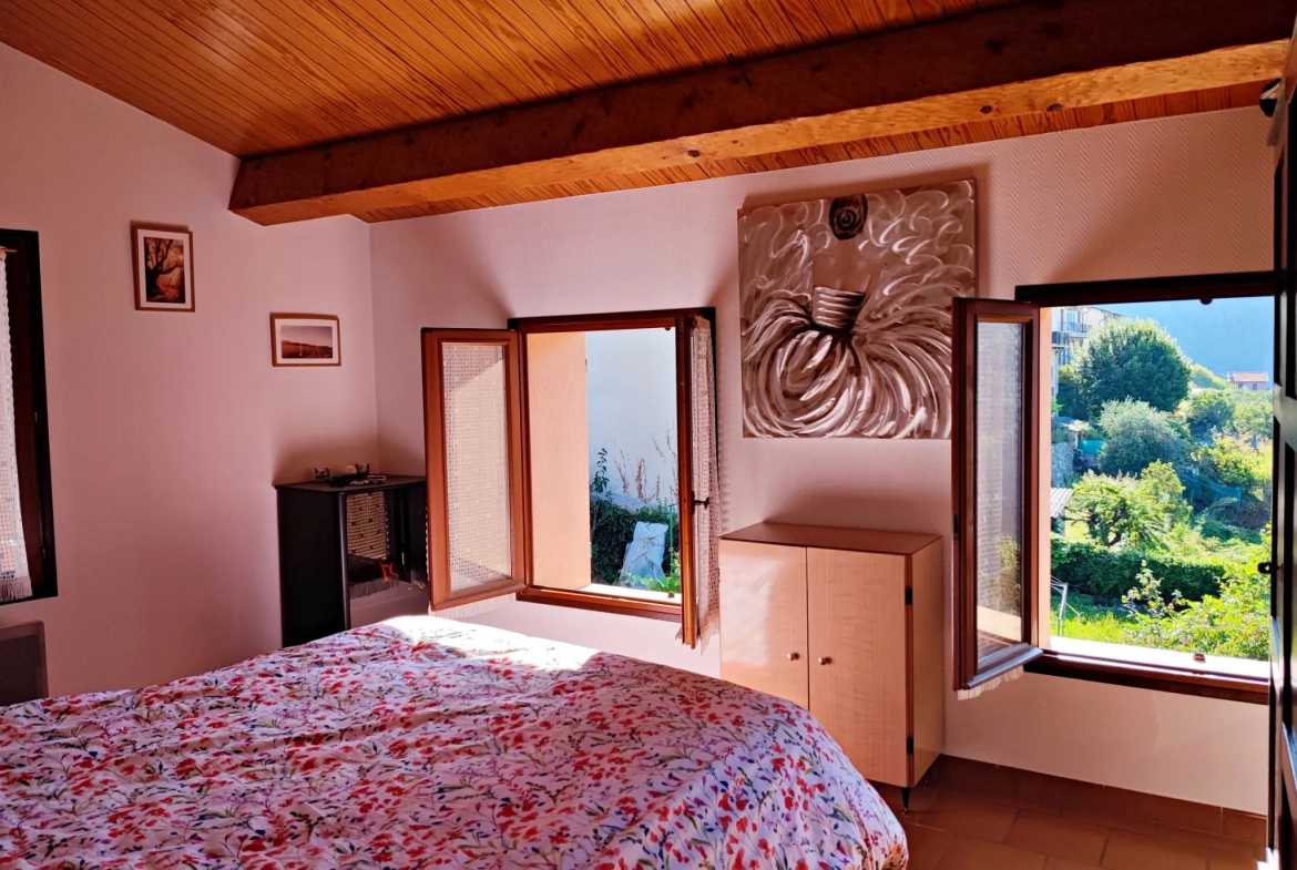 Maison de village avec vue vallée et studio indépendant à Belvédère 