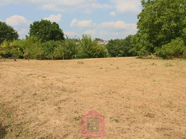 Terrain constructible de plus de 3000 m² à Puy l'Évêque - Calme et proche commerce