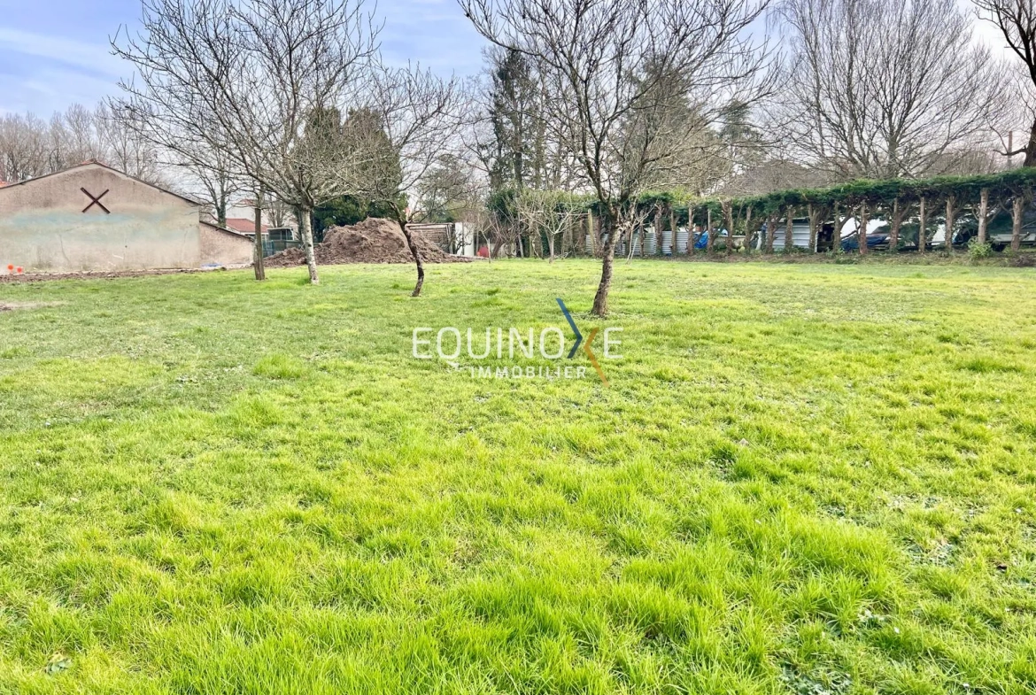 Vente de Terrain Constructible de 757 m² au Pallet près de la gare 