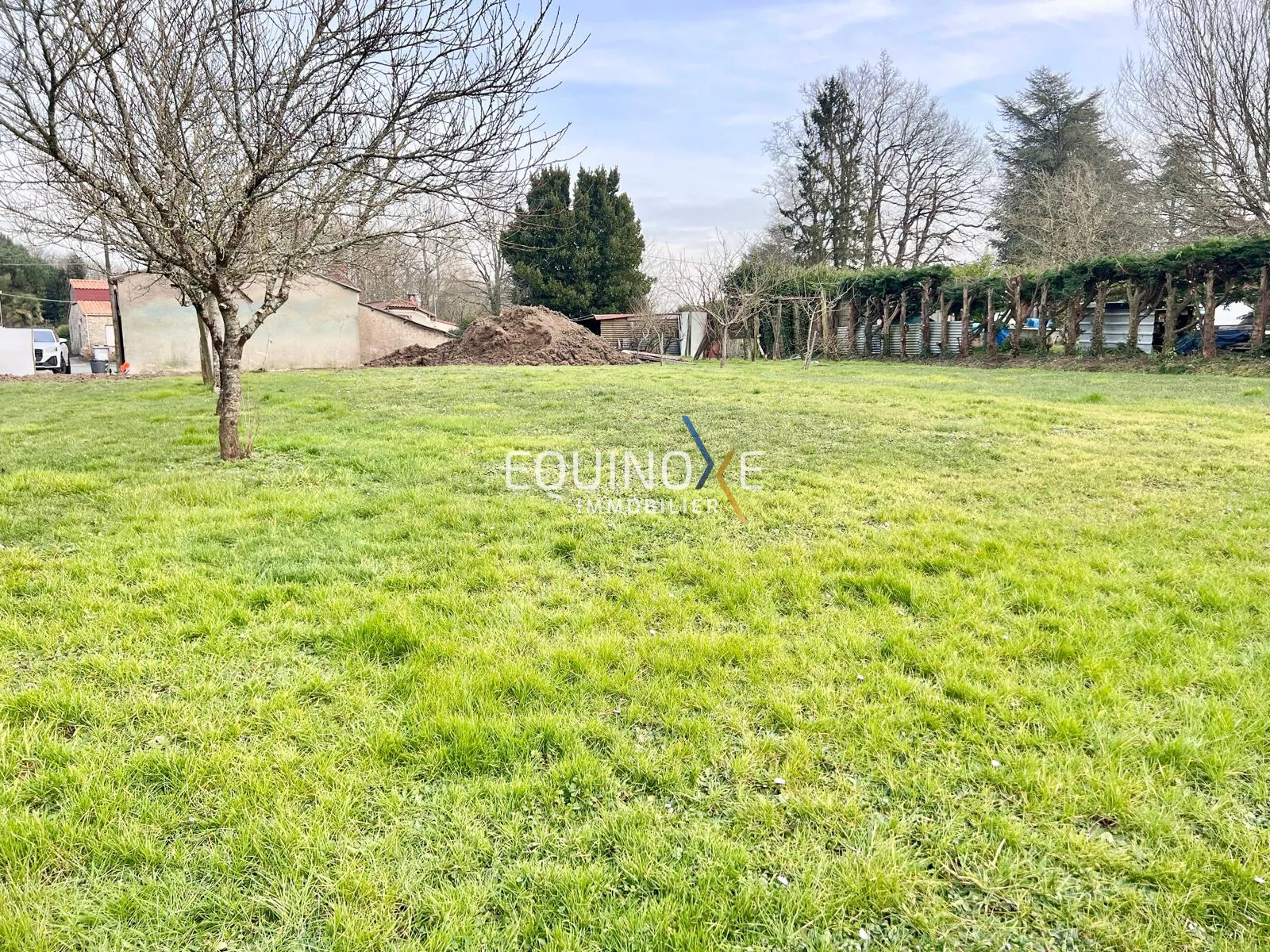 Vente de Terrain Constructible de 757 m² au Pallet près de la gare 