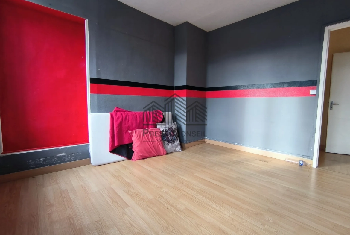 Local commercial de 138,7 m² à Saint-Pierre-Les-Elbeuf avec potentiel de transformation en habitation 