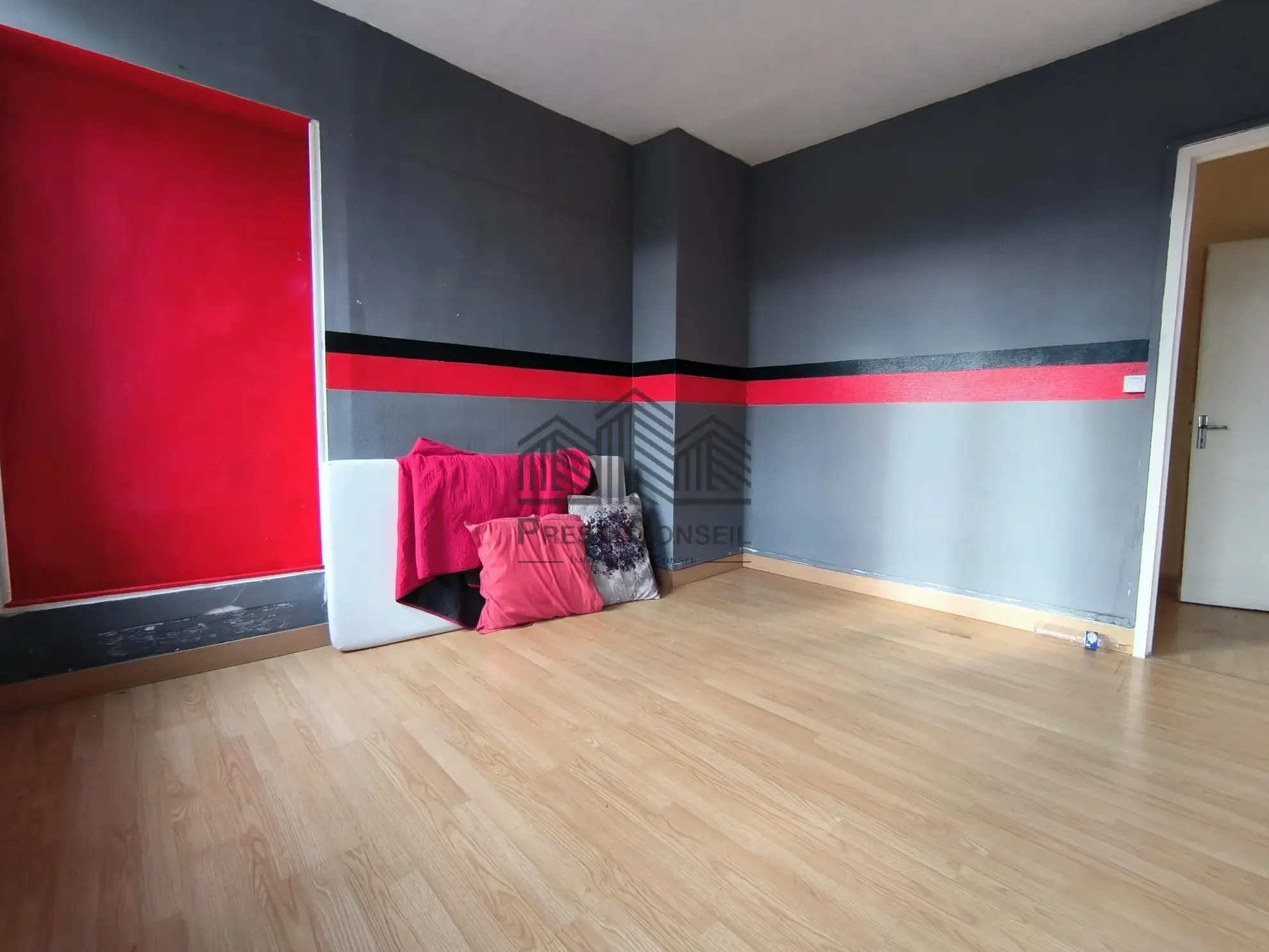 Local commercial de 138,7 m² à Saint-Pierre-Les-Elbeuf avec potentiel de transformation en habitation 