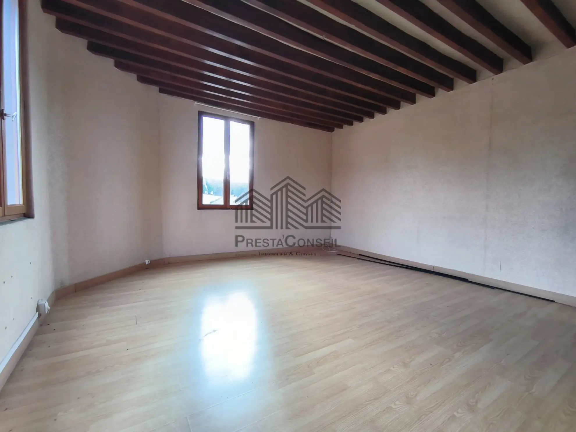 Local commercial de 138,7 m² à Saint-Pierre-Les-Elbeuf avec potentiel de transformation en habitation 