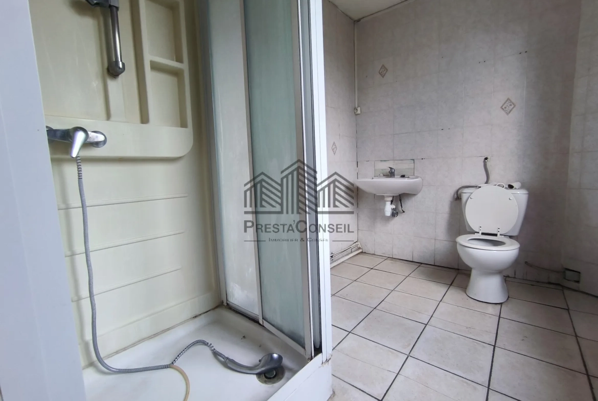 Local commercial de 138,7 m² à Saint-Pierre-Les-Elbeuf avec potentiel de transformation en habitation 