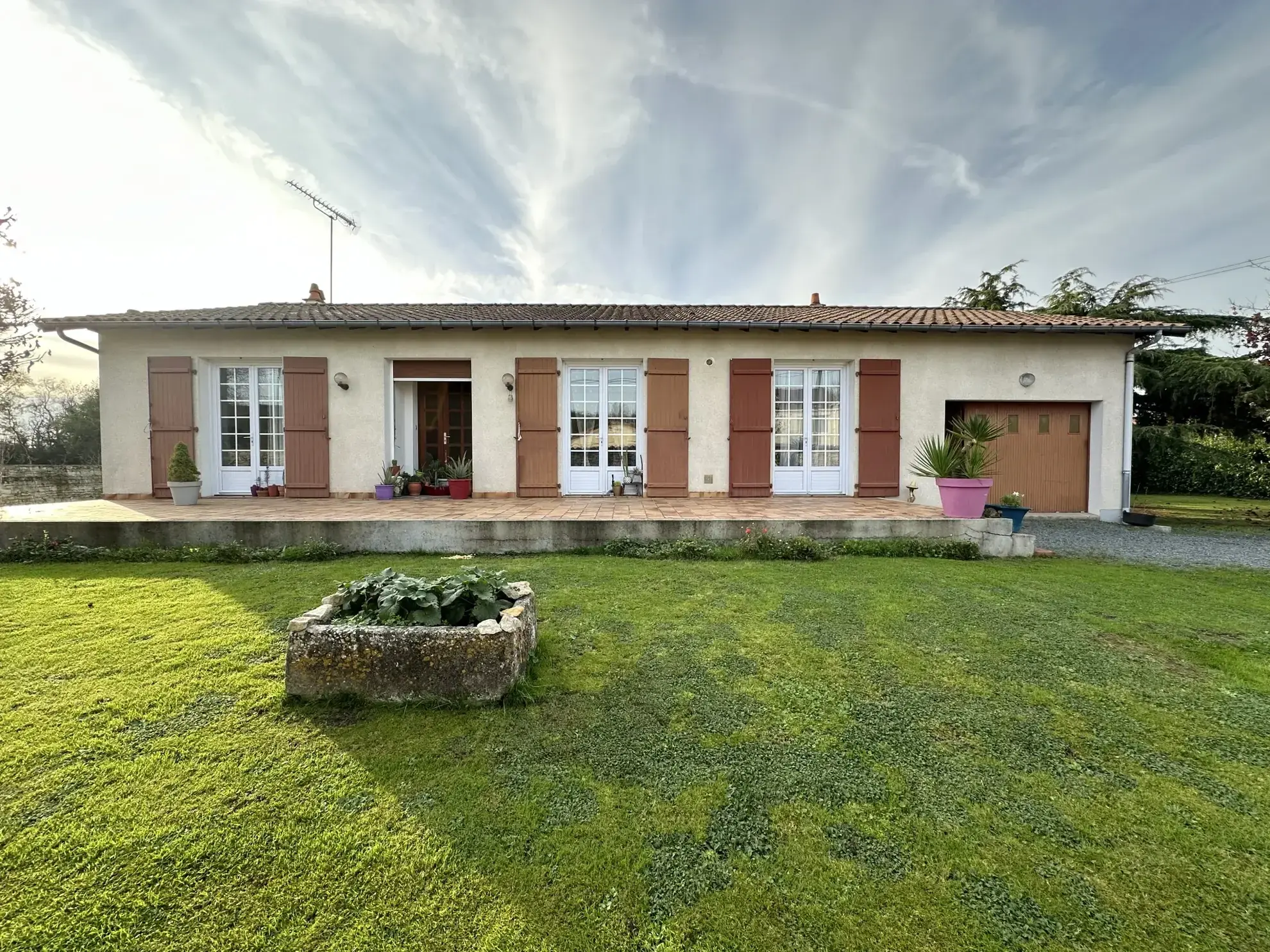Maison de plain-pied avec grand jardin et garage à Niort - Opportunité à saisir 