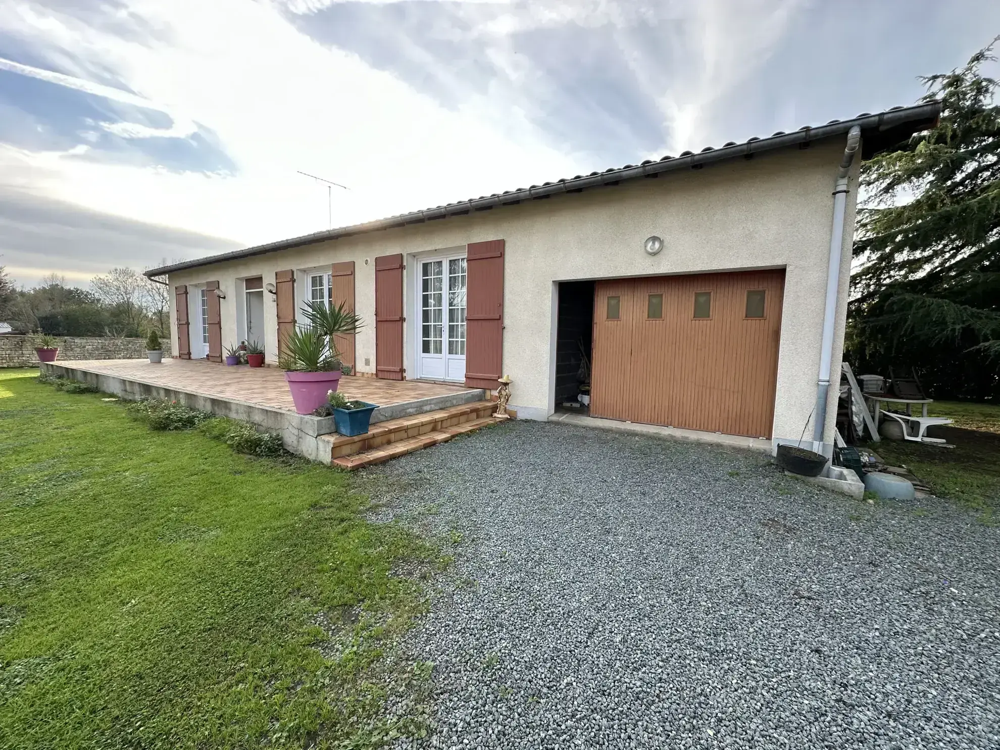 Maison de plain-pied avec grand jardin et garage à Niort - Opportunité à saisir 