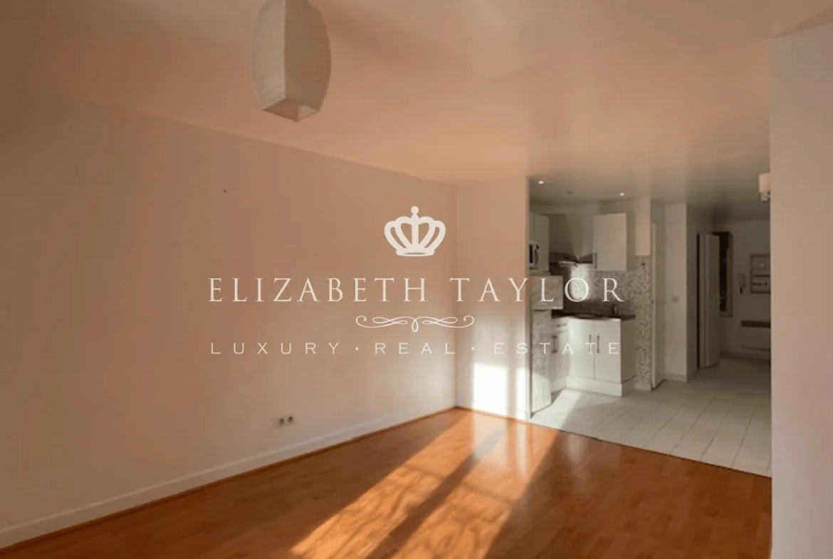 Studio en Centre-Ville de Saint-Germain-en-Laye à Vendre, proche RER et Commerces 