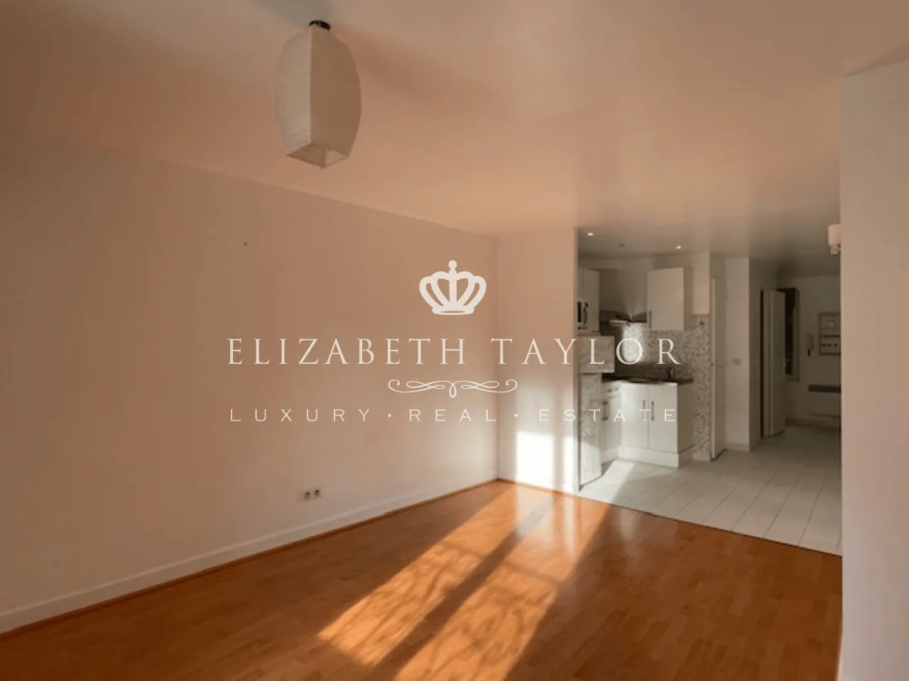 Studio en Centre-Ville de Saint-Germain-en-Laye à Vendre, proche RER et Commerces 