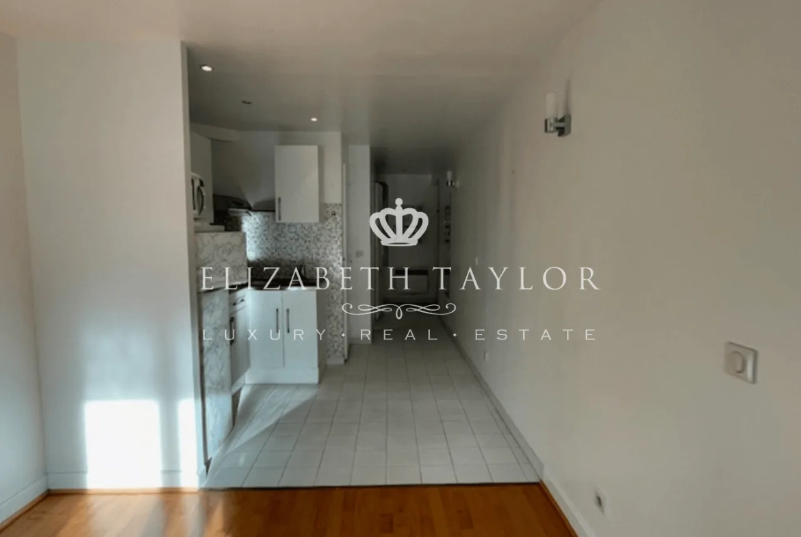 Studio en Centre-Ville de Saint-Germain-en-Laye à Vendre, proche RER et Commerces 
