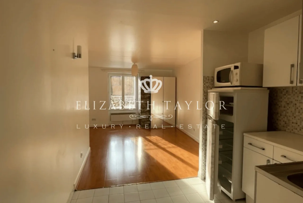 Studio en Centre-Ville de Saint-Germain-en-Laye à Vendre, proche RER et Commerces 