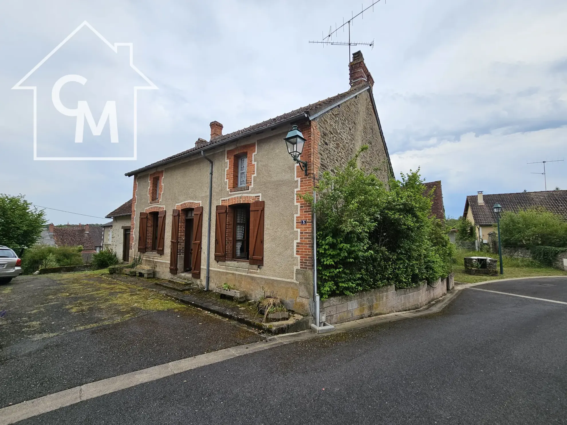 Maison à rénover de 153 m² au centre de Beaulieu avec dépendances 