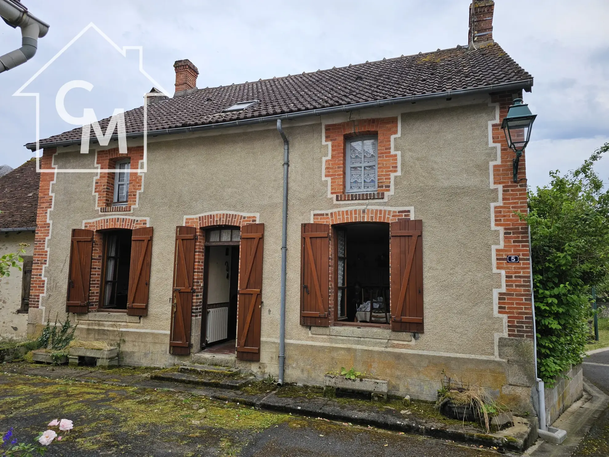 Maison à rénover de 153 m² au centre de Beaulieu avec dépendances 