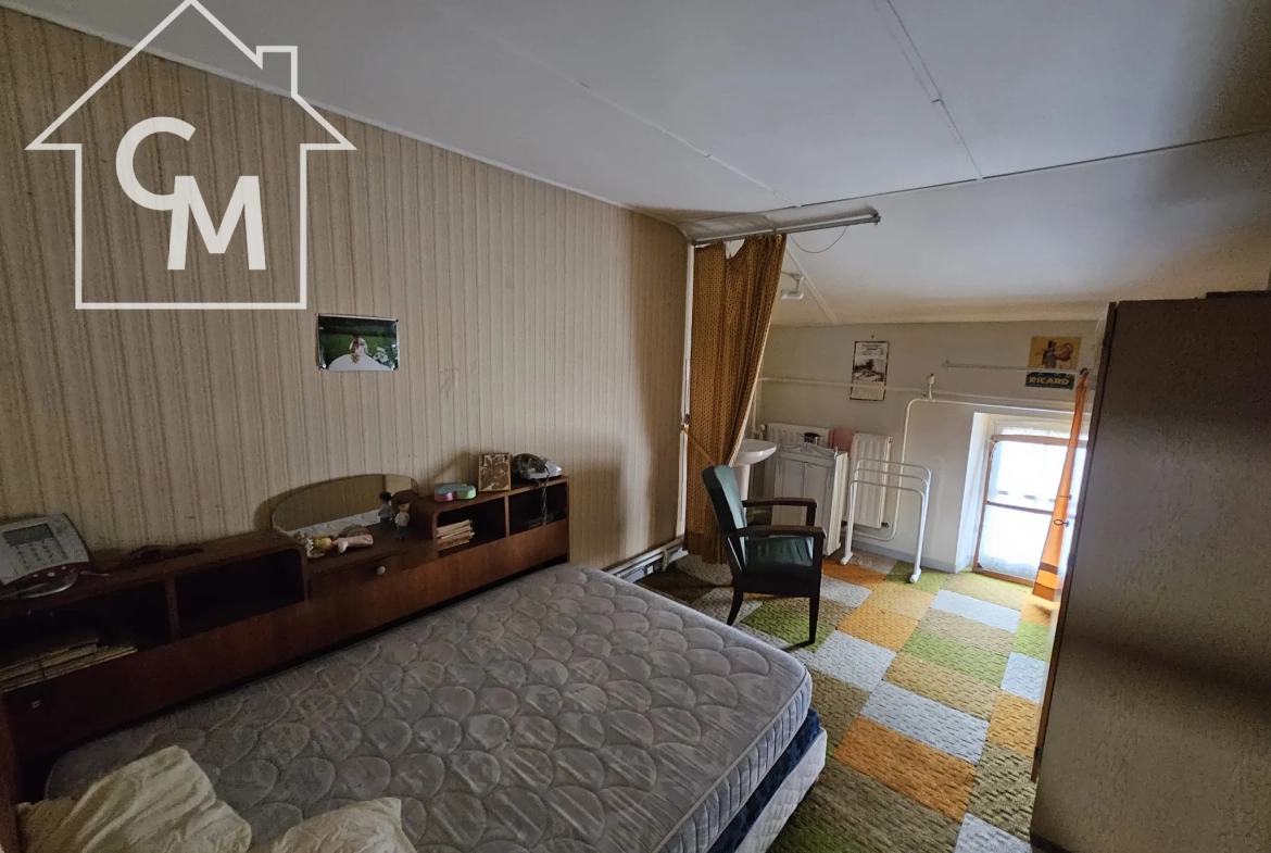 Maison à rénover de 153 m² au centre de Beaulieu avec dépendances 