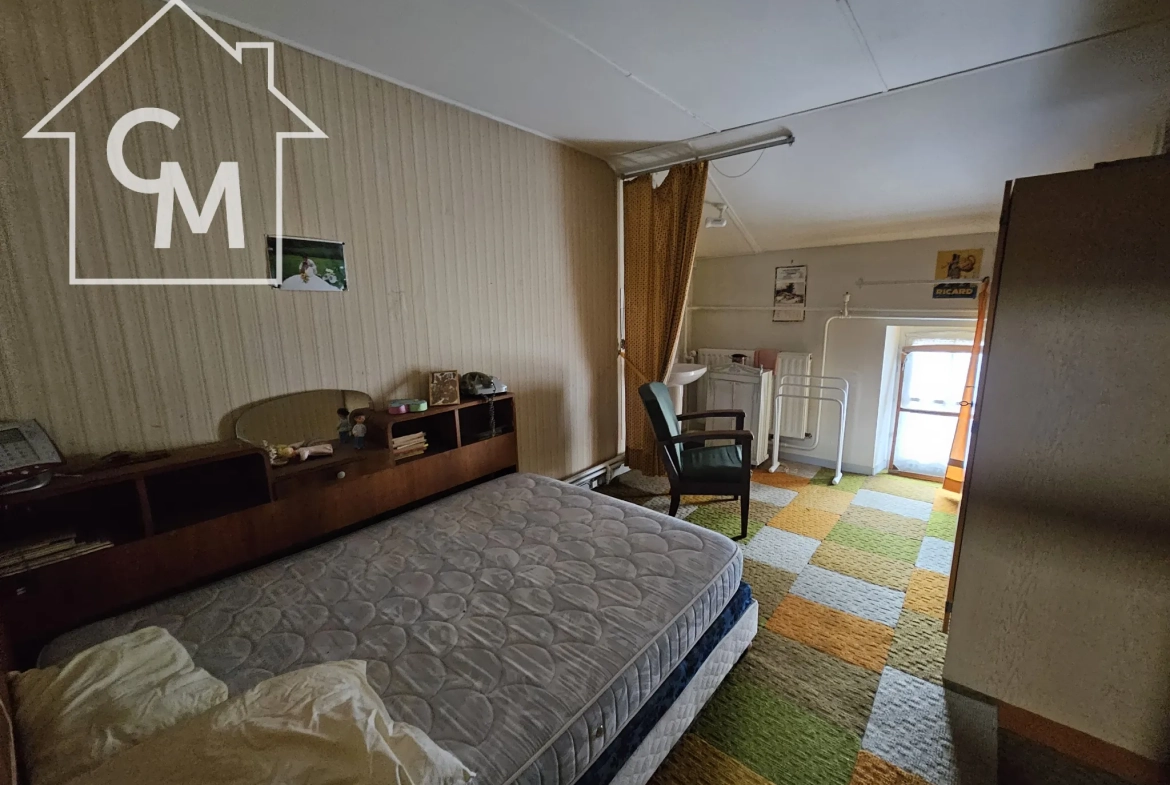 Maison à rénover de 153 m² au centre de Beaulieu avec dépendances 