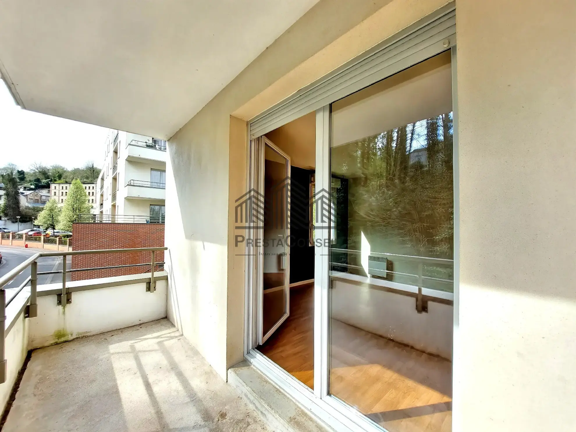 Appartement 3 pièces avec balcon à vendre à Elbeuf, résidence sécurisée 
