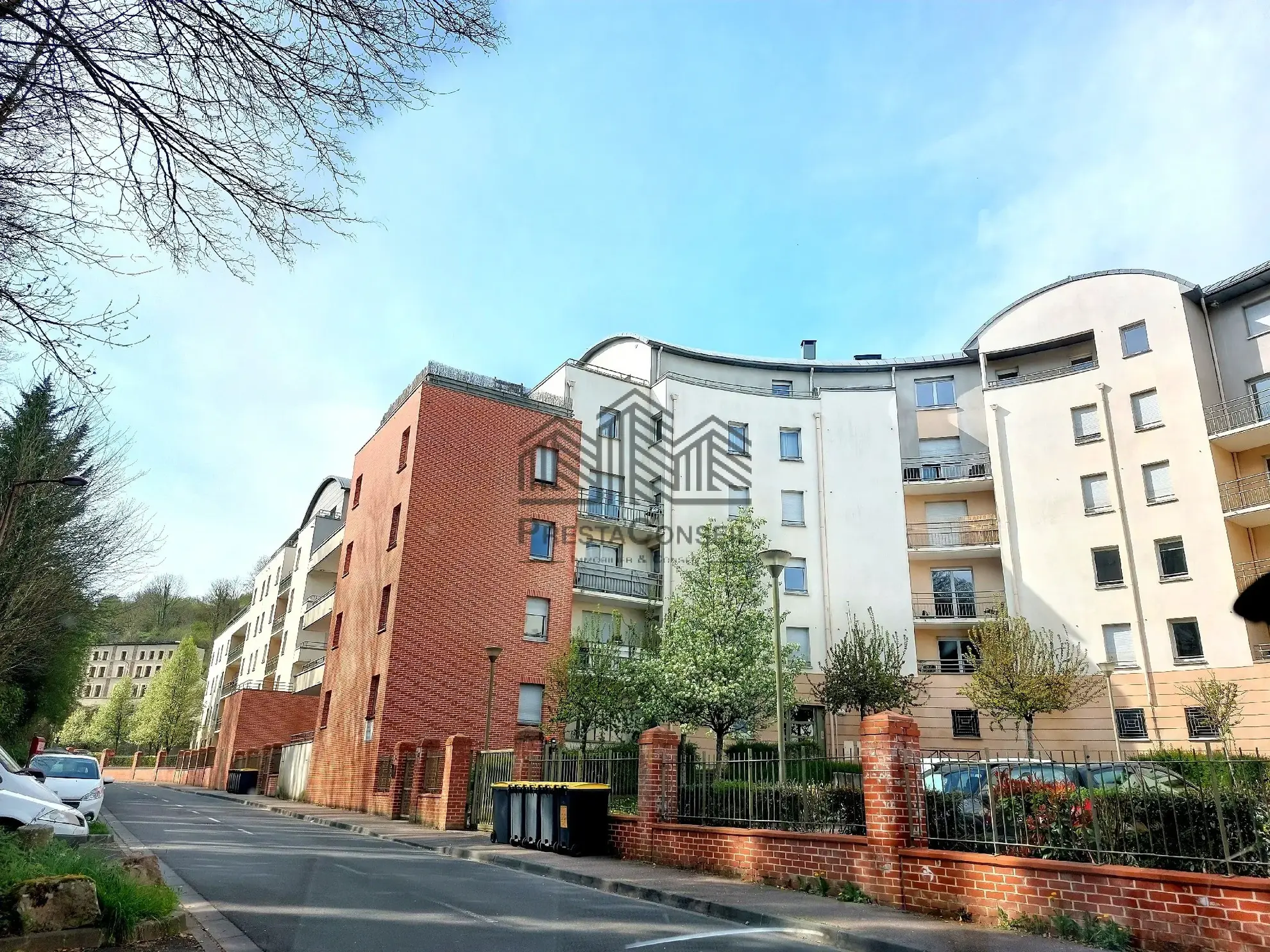 Appartement 3 pièces avec balcon à vendre à Elbeuf, résidence sécurisée 