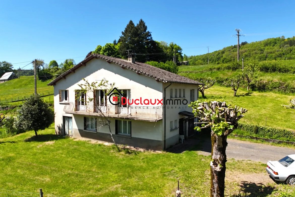 Maison individuelle à Saint-Chamant avec belle vue et grand terrain à rénover 