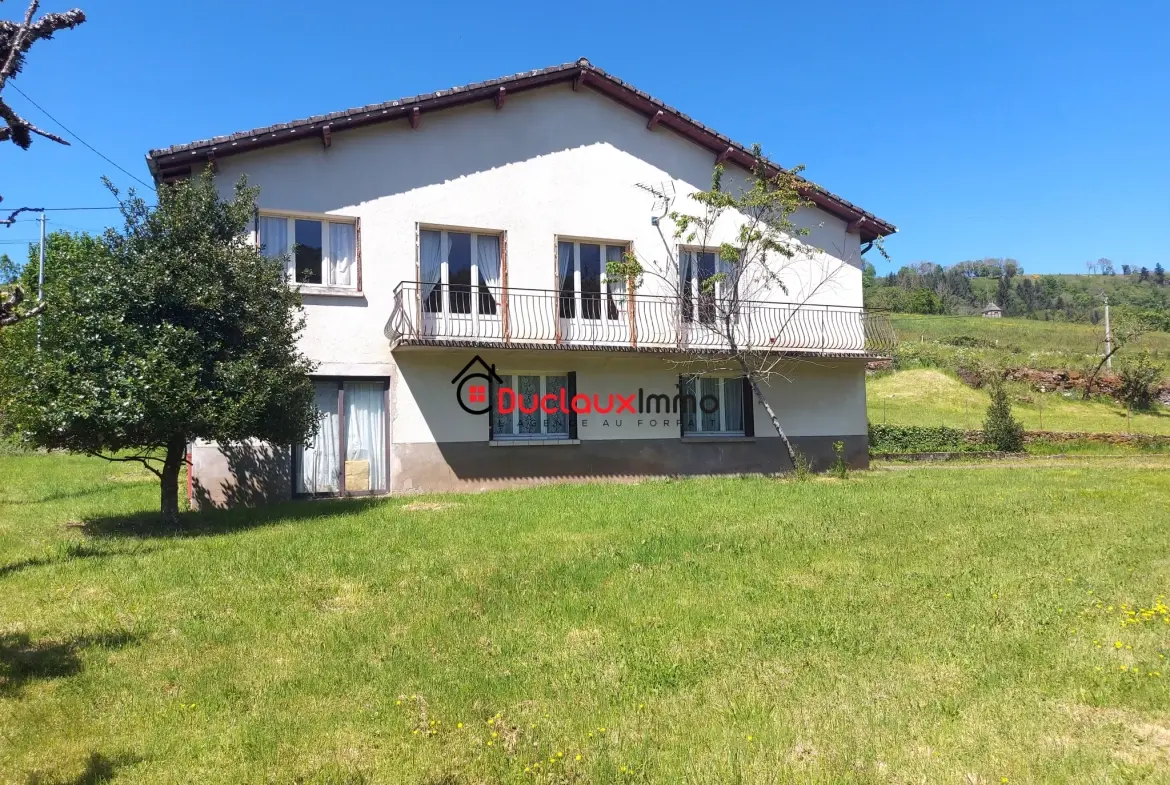 Maison individuelle à Saint-Chamant avec belle vue et grand terrain à rénover 