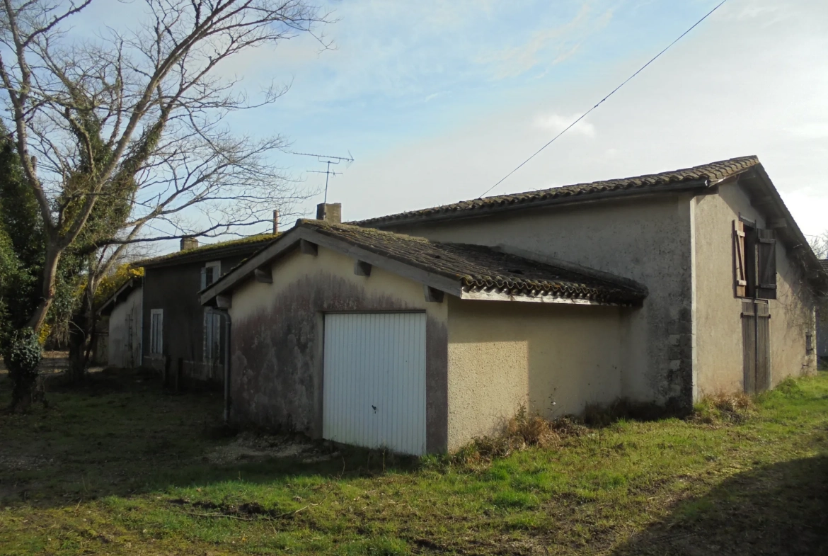 Grande propriété à rénover avec dépendances et terrains agricoles à Auros 